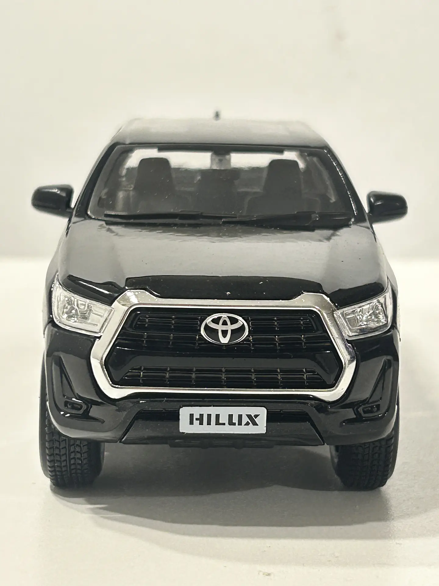 Camioneta Toyota Hilux Doble Cabina | Maisto 1:27 17