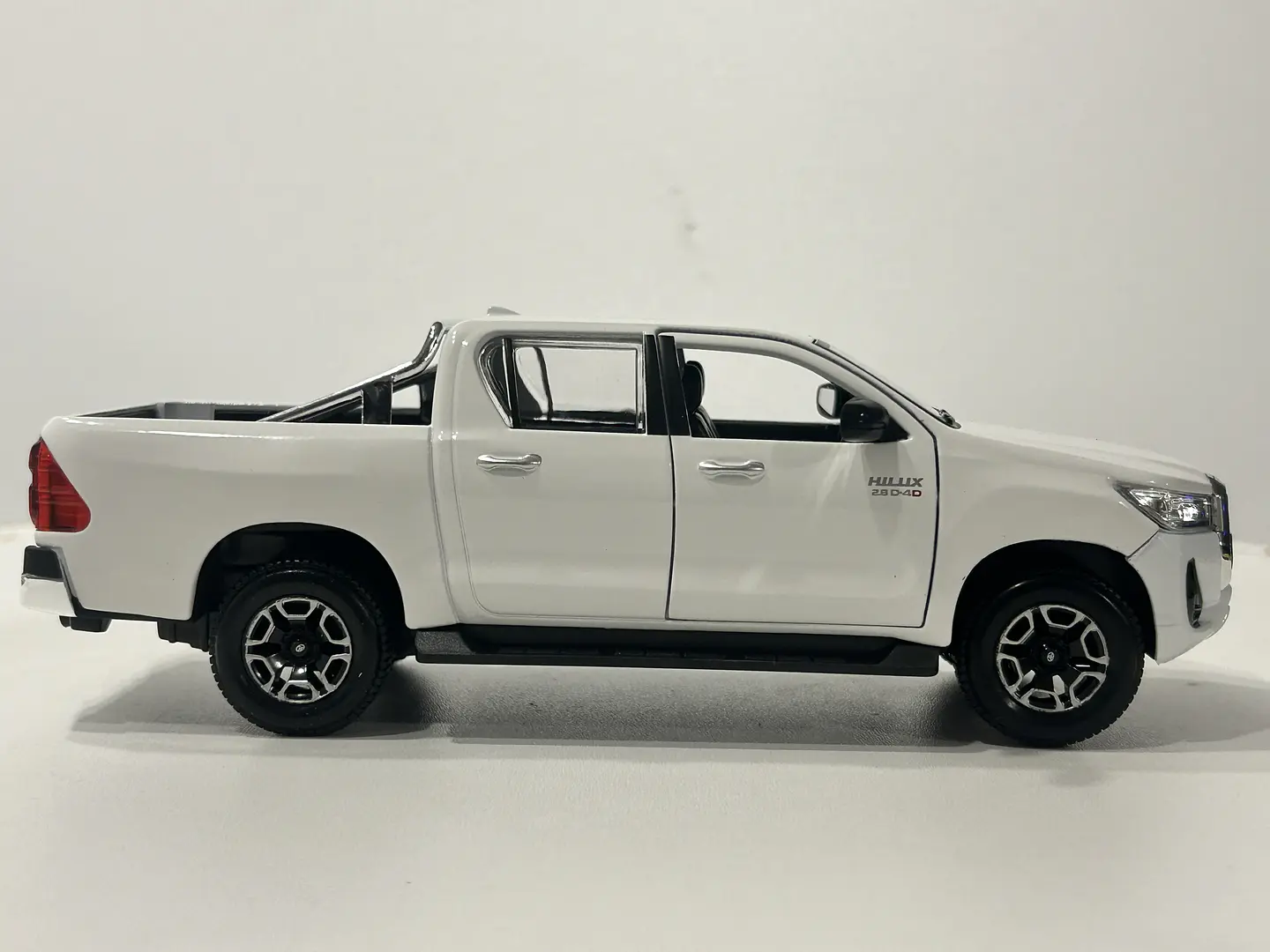 Camioneta Toyota Hilux Doble Cabina | Maisto 1:27 8