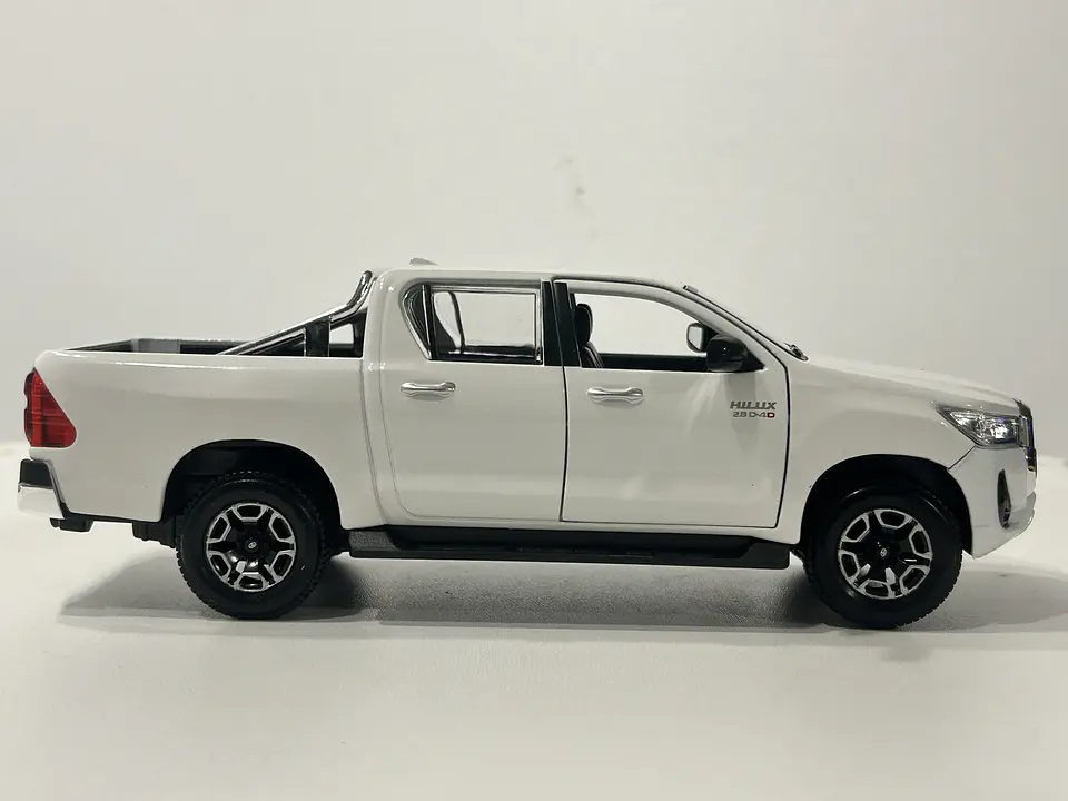 Camioneta Toyota Hilux Doble Cabina | Maisto 1:27 8