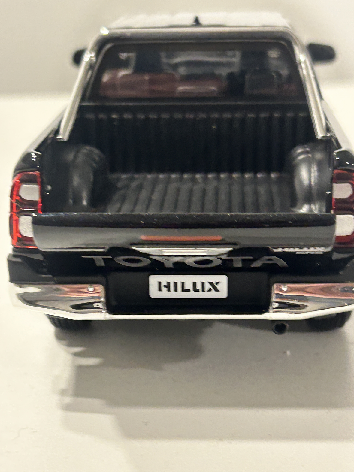 Maisto 1:27 Toyota Hilux Doble Cabina – Camioneta die-cast de trabajo y leyenda en Chile 23