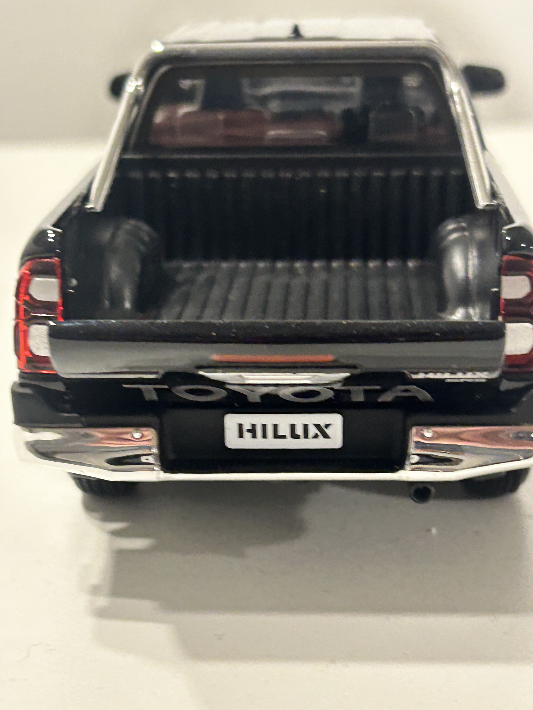 Maisto 1:27 Toyota Hilux Doble Cabina – Camioneta die-cast de trabajo y leyenda en Chile 23