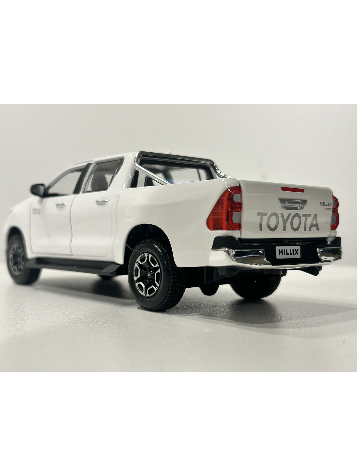 Maisto 1:27 Toyota Hilux Doble Cabina – Camioneta die-cast de trabajo y leyenda en Chile 11