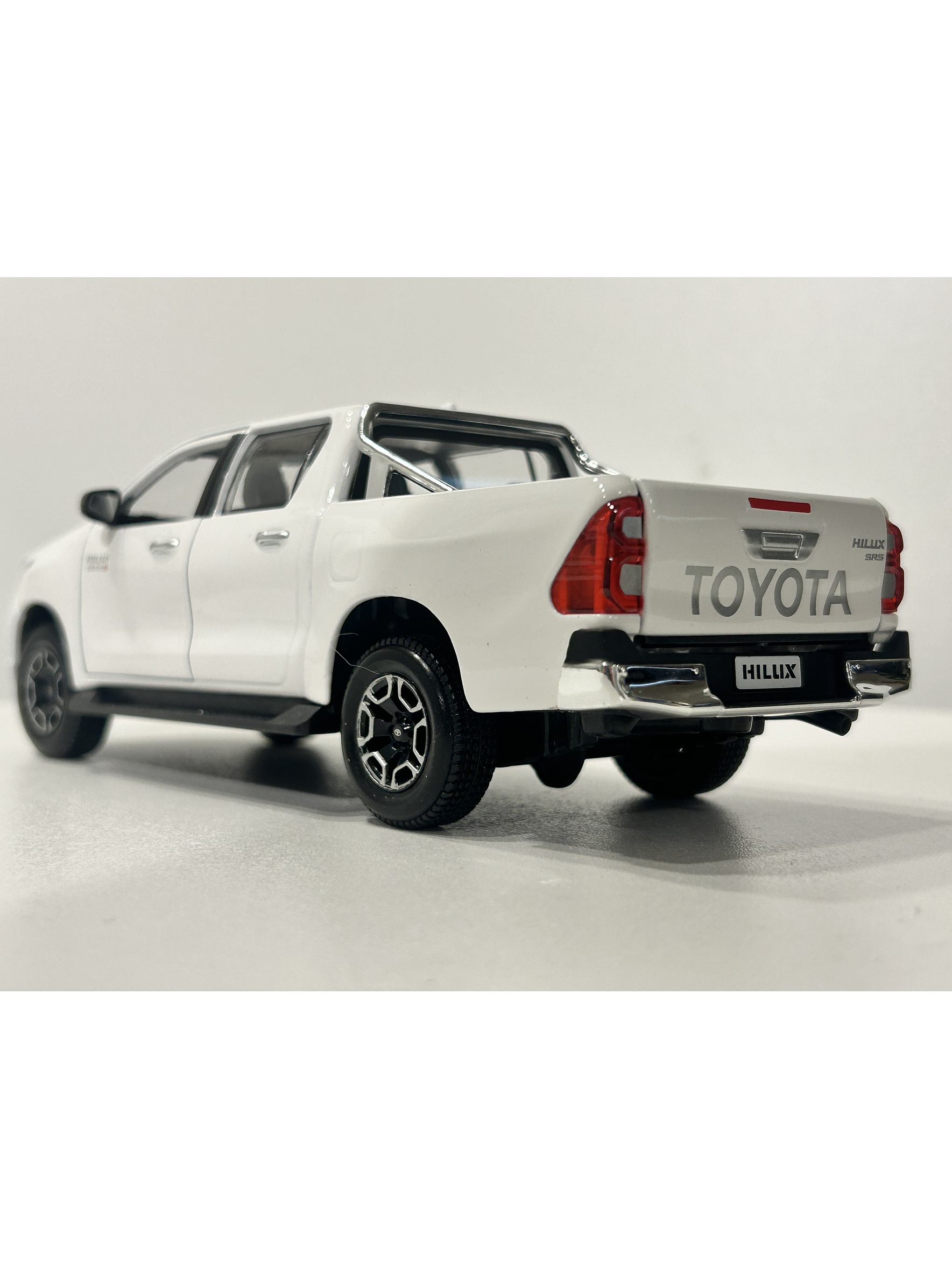 Maisto 1:27 Toyota Hilux Doble Cabina – Camioneta die-cast de trabajo y leyenda en Chile 11