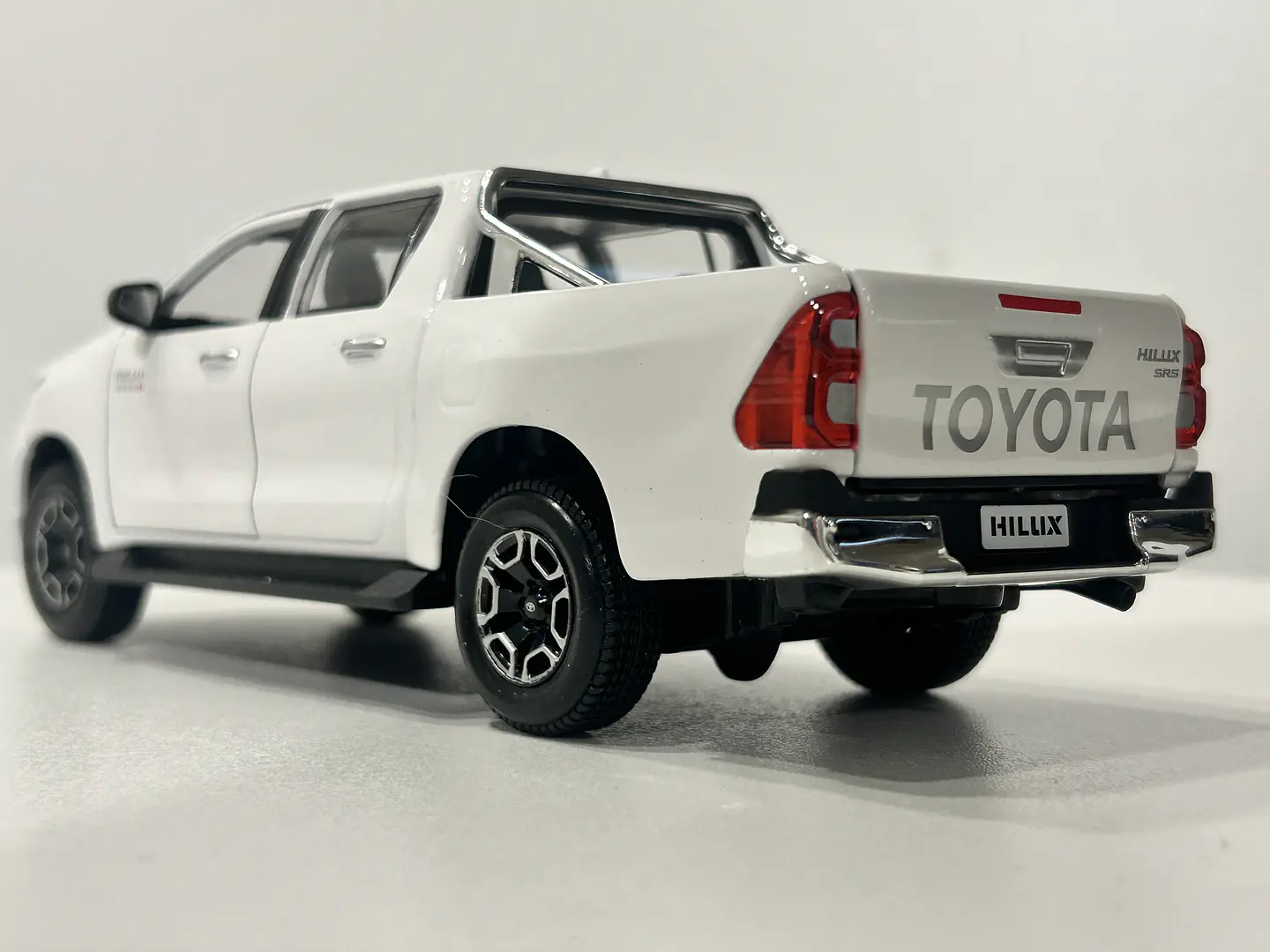Camioneta Toyota Hilux Doble Cabina | Maisto 1:27 11