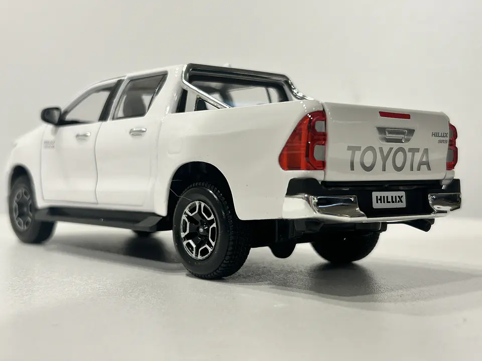 Camioneta Toyota Hilux Doble Cabina | Maisto 1:27 11