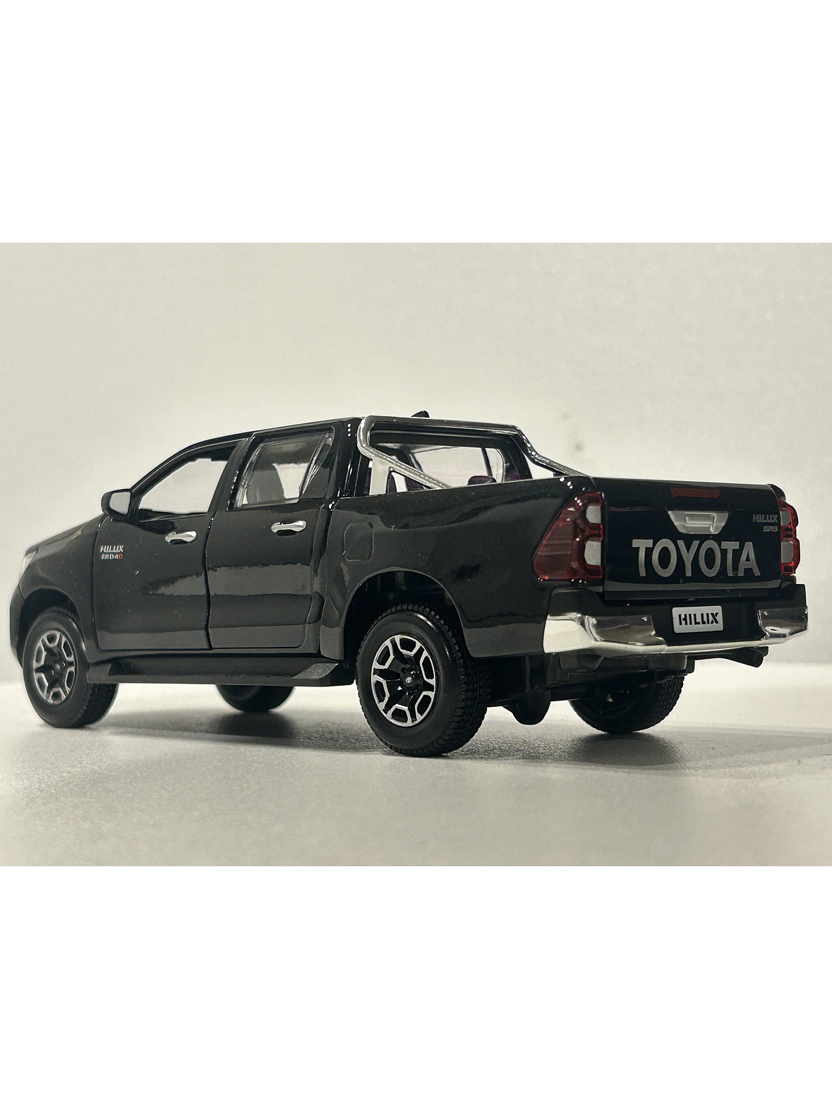 Maisto 1:27 Toyota Hilux Doble Cabina – Camioneta die-cast de trabajo y leyenda en Chile 24