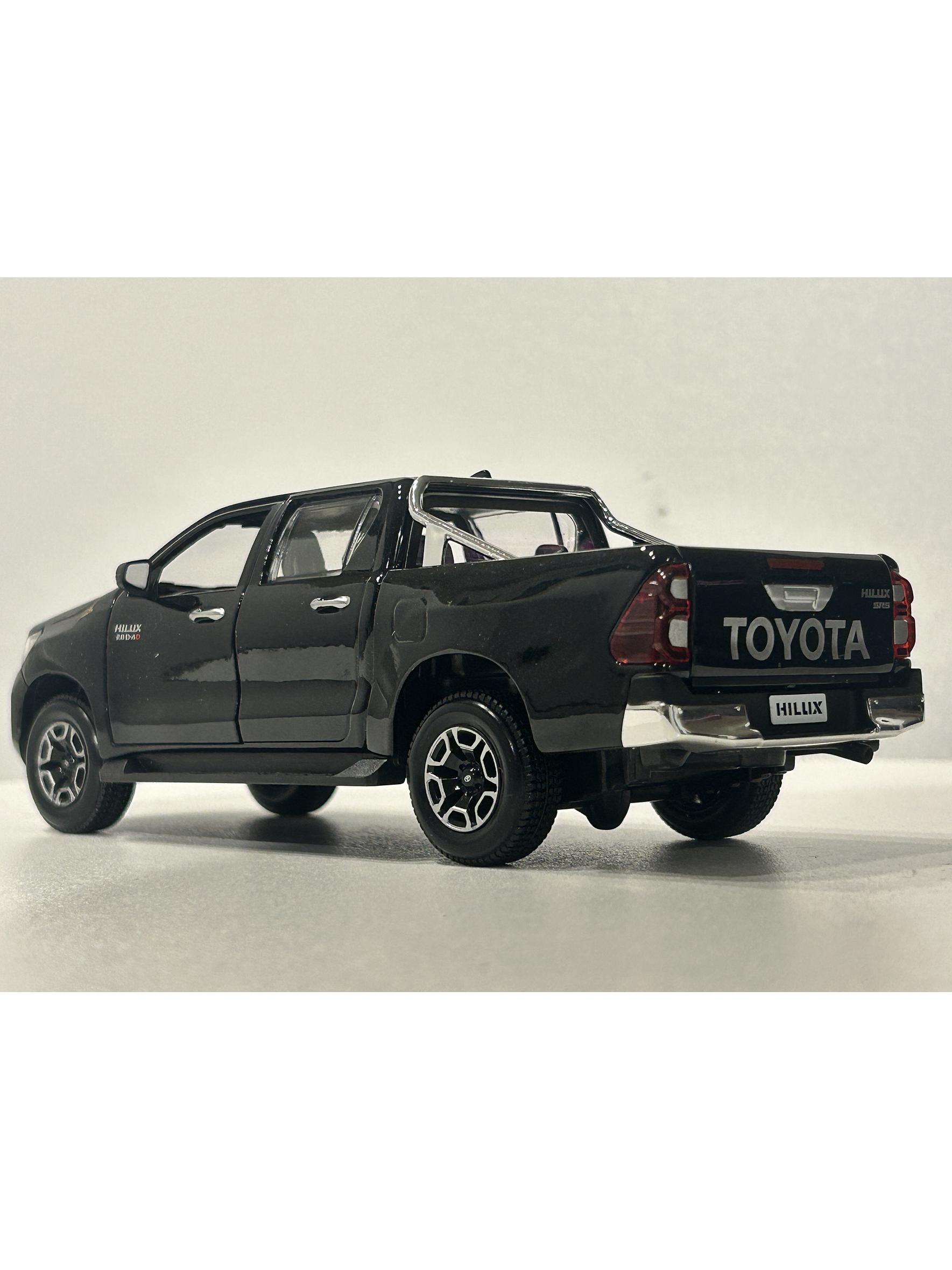 Maisto 1:27 Toyota Hilux Doble Cabina – Camioneta die-cast de trabajo y leyenda en Chile 24