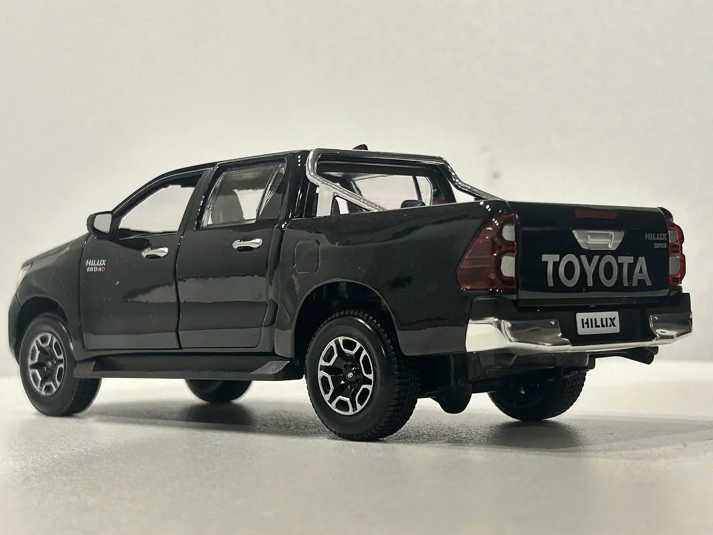 Camioneta Toyota Hilux Doble Cabina | Maisto 1:27 24