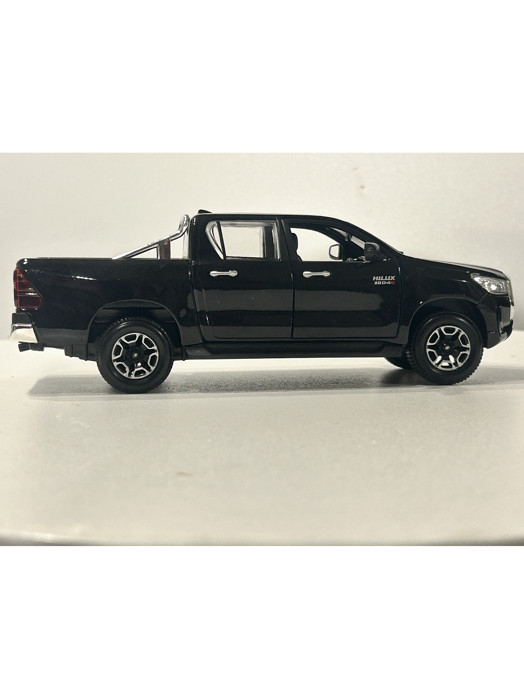 Maisto 1:27 Toyota Hilux Doble Cabina – Camioneta die-cast de trabajo y leyenda en Chile 21