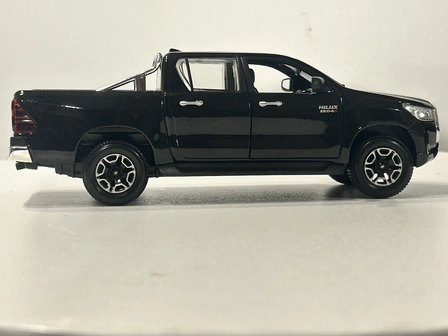 Camioneta Toyota Hilux Doble Cabina | Maisto 1:27 21