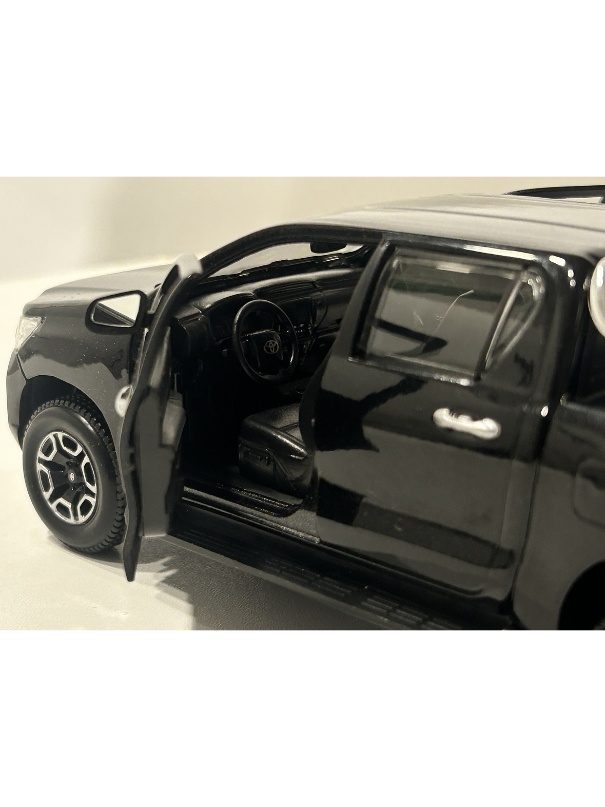 Maisto 1:27 Toyota Hilux Doble Cabina – Camioneta die-cast de trabajo y leyenda en Chile 18