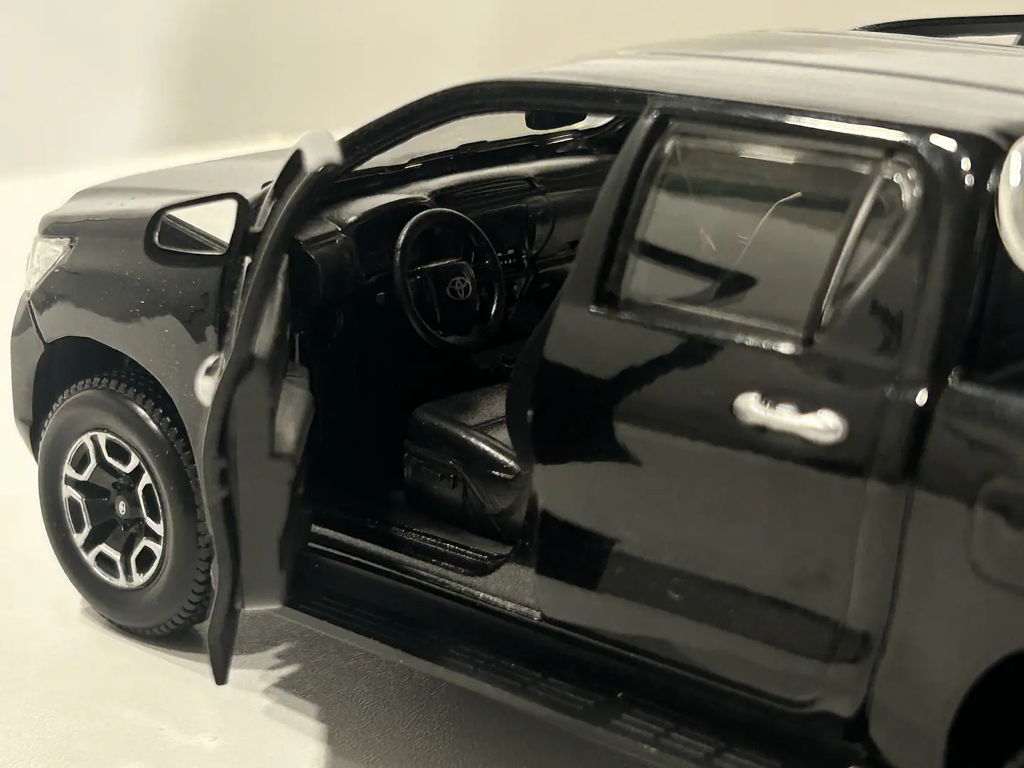 Camioneta Toyota Hilux Doble Cabina | Maisto 1:27 18
