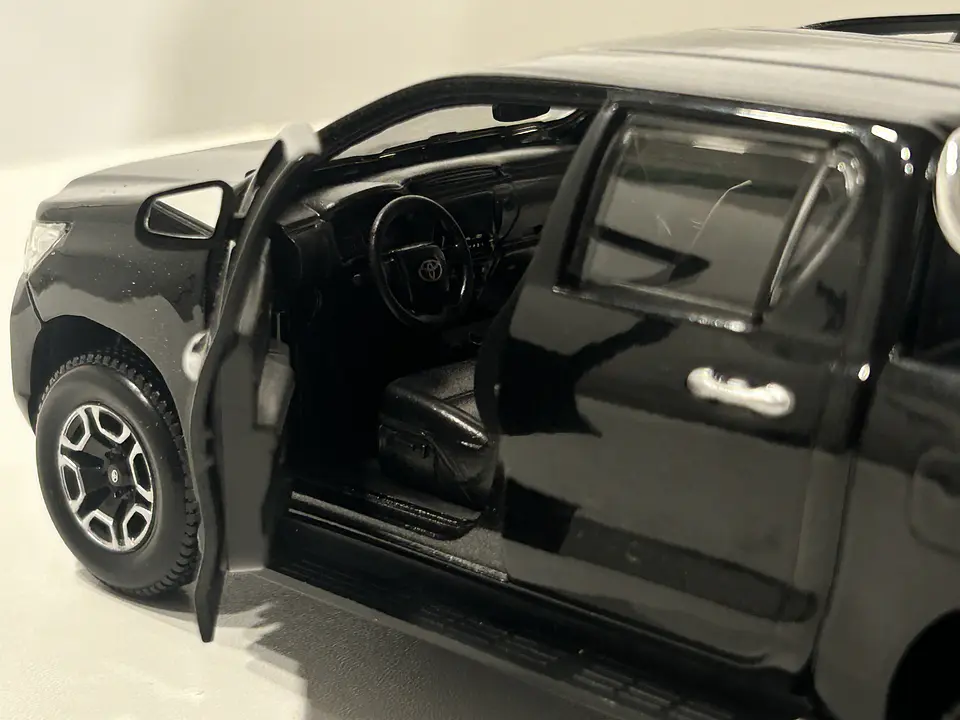 Camioneta Toyota Hilux Doble Cabina | Maisto 1:27 18