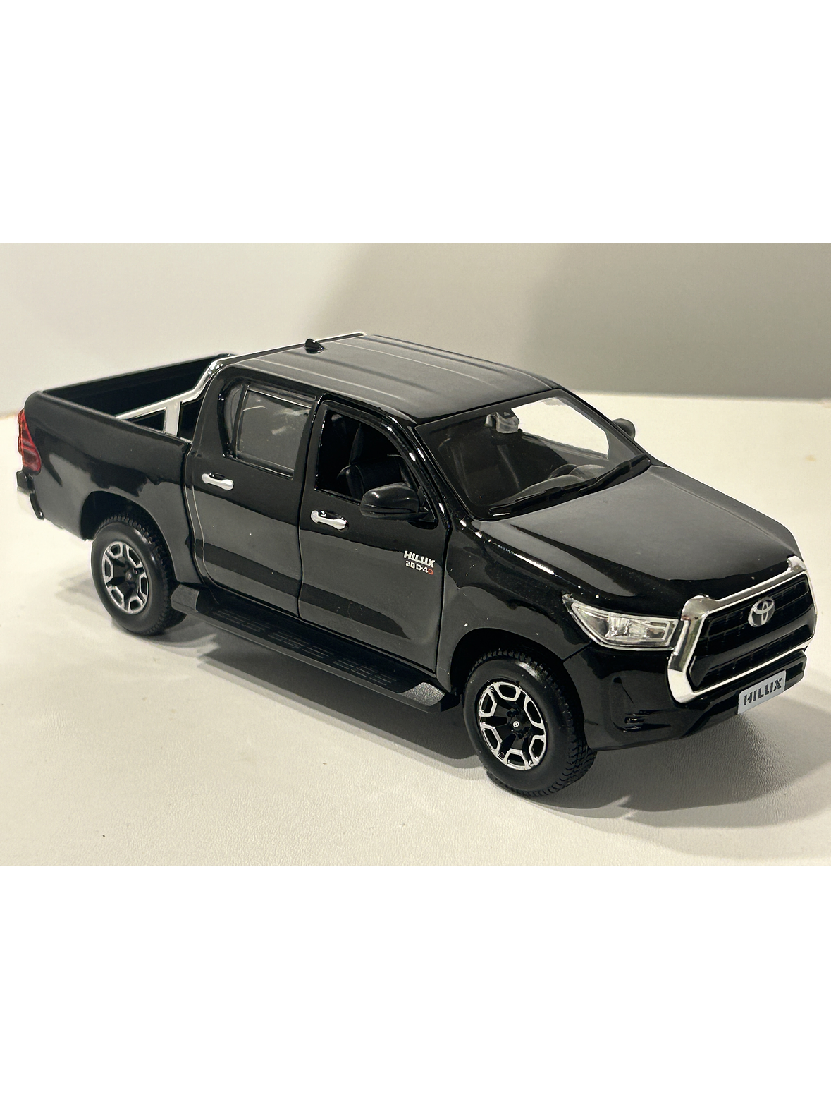 Maisto 1:27 Toyota Hilux Doble Cabina – Camioneta die-cast de trabajo y leyenda en Chile 19
