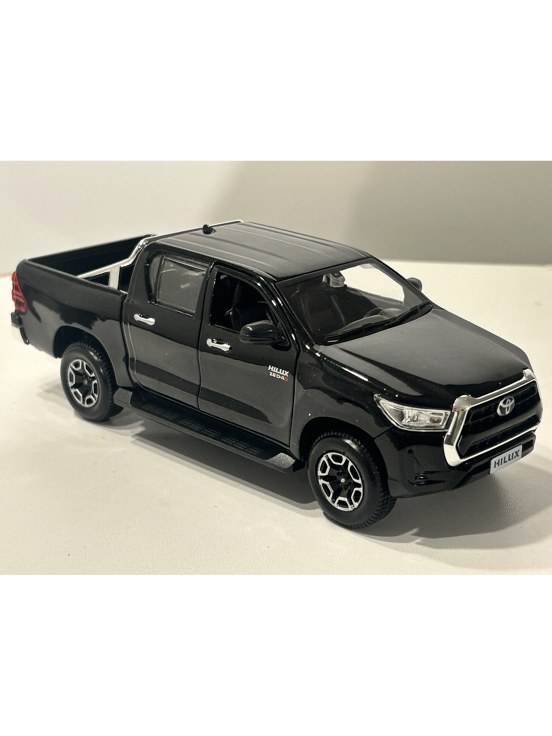 Maisto 1:27 Toyota Hilux Doble Cabina – Camioneta die-cast de trabajo y leyenda en Chile 19
