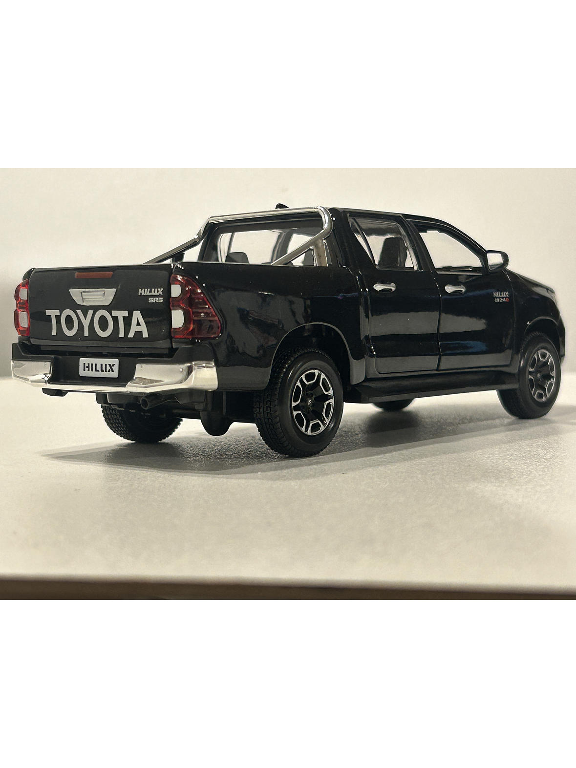 Maisto 1:27 Toyota Hilux Doble Cabina – Camioneta die-cast de trabajo y leyenda en Chile 22