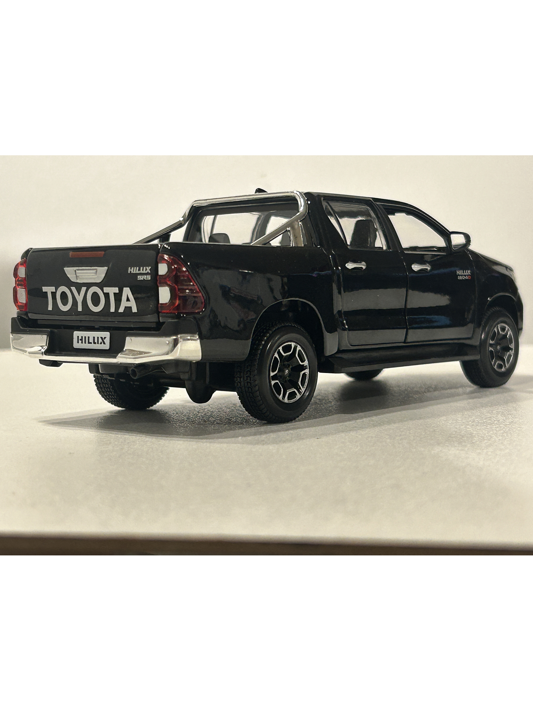 Maisto 1:27 Toyota Hilux Doble Cabina – Camioneta die-cast de trabajo y leyenda en Chile 22