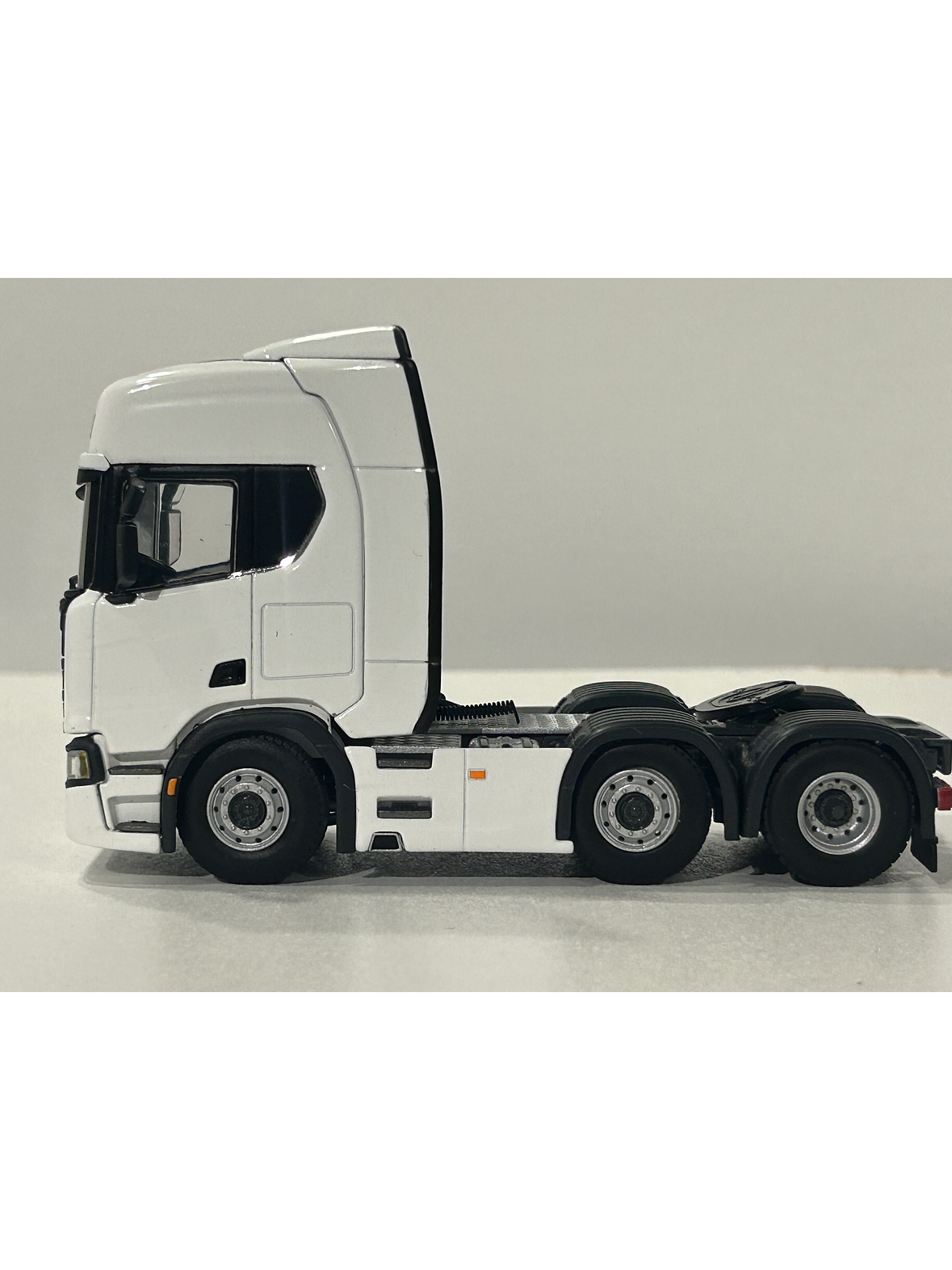 Scania R Highline CR20H 6x2 Twin Steer 1:50 – WSI Models | Tracto sueco de leyenda para coleccionistas en Chile 9