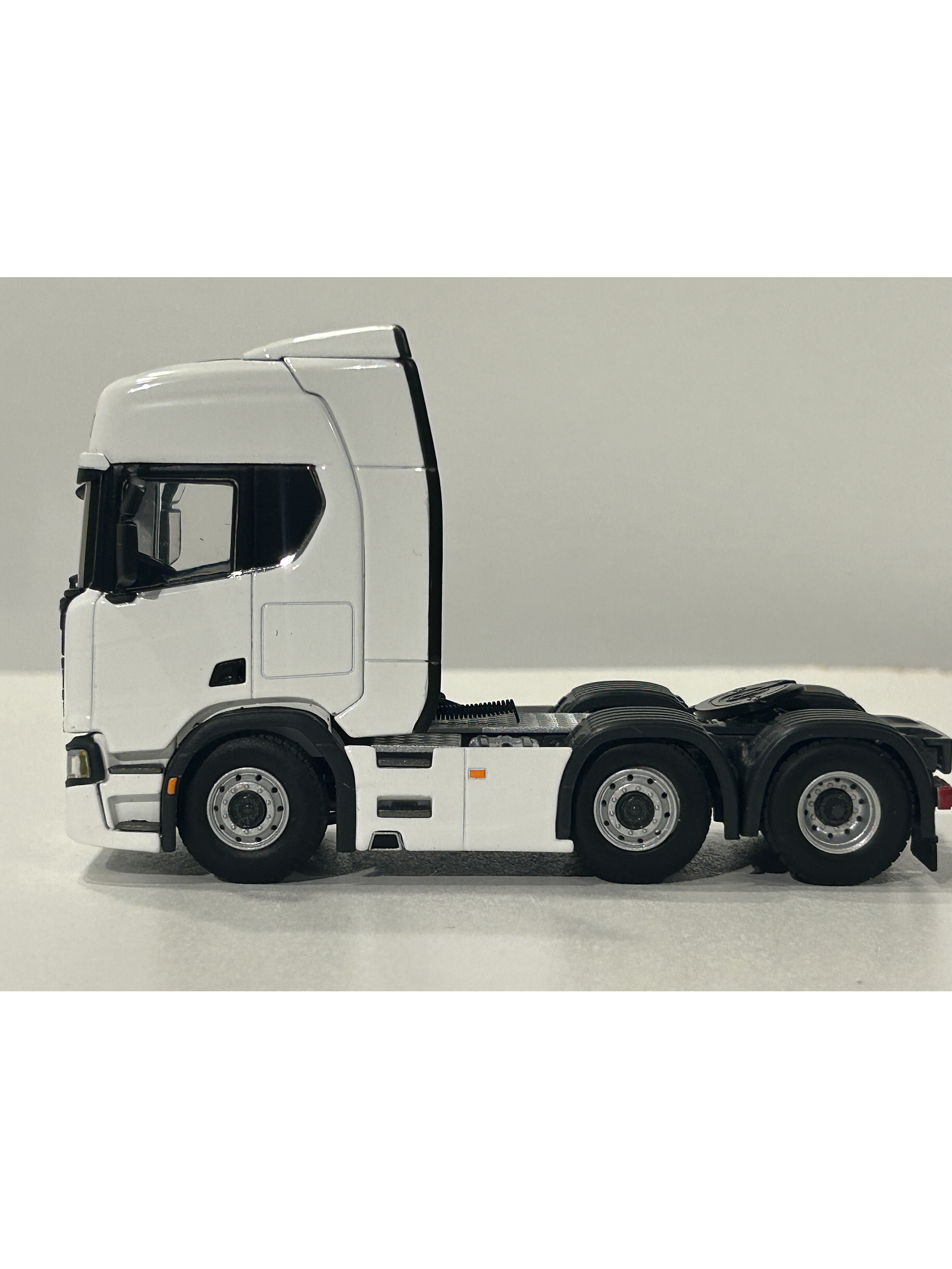 Scania R Highline CR20H 6x2 Twin Steer 1:50 – WSI Models | Tracto sueco de leyenda para coleccionistas en Chile 9