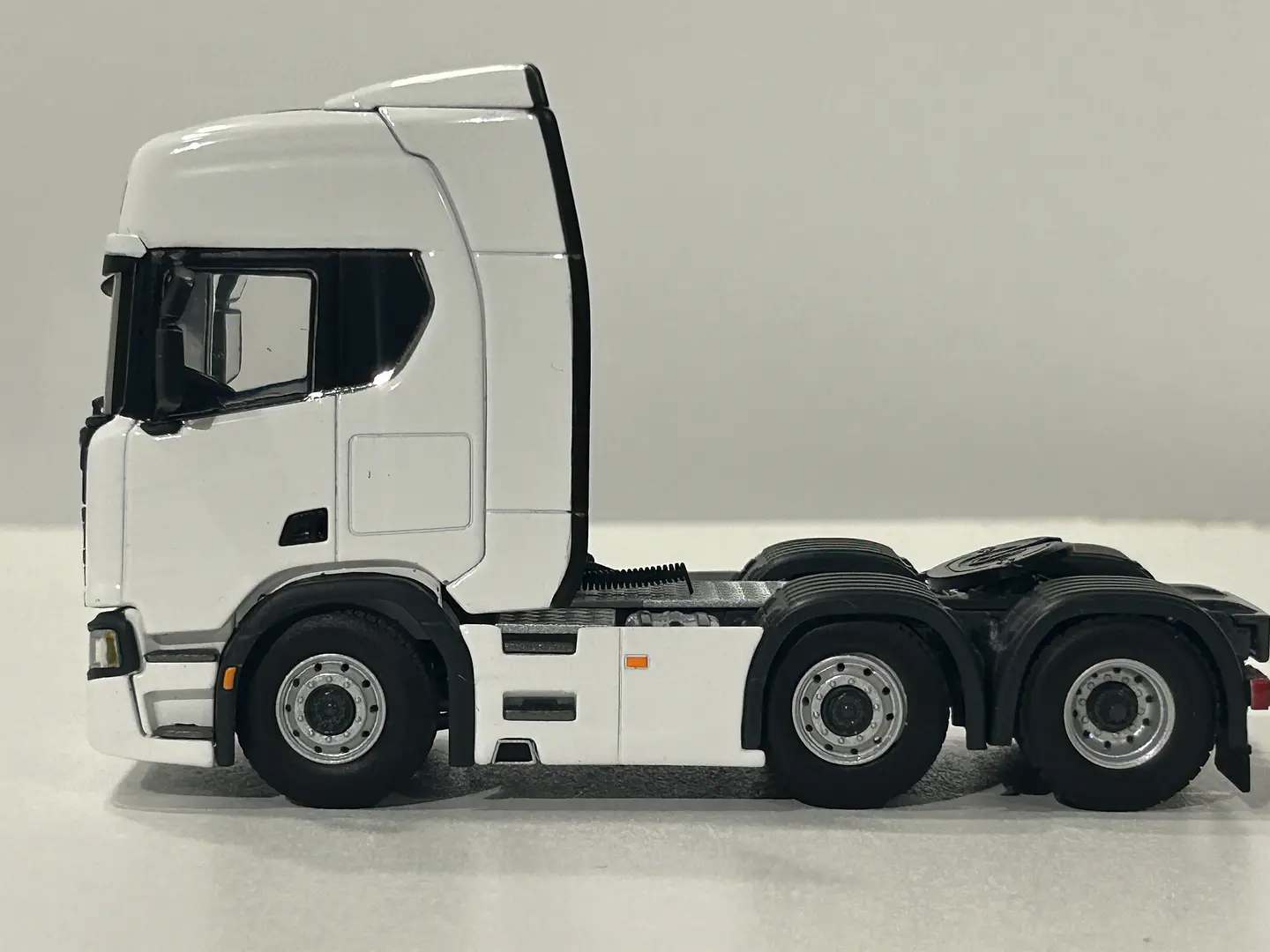 Scania R Highline CR20H 6x2 Twin Steer 1:50 – WSI Models | Tracto sueco de leyenda para coleccionistas en Chile 9