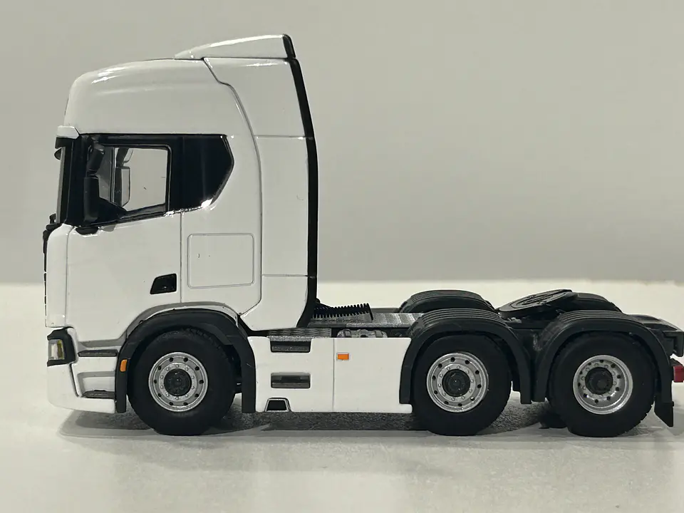 Scania R Highline CR20H 6x2 Twin Steer 1:50 – WSI Models | Tracto sueco de leyenda para coleccionistas en Chile 9