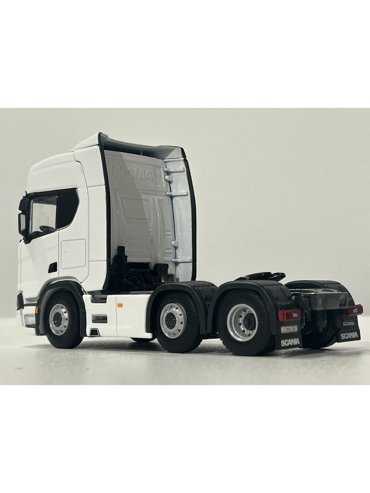 Scania R Highline CR20H 6x2 Twin Steer 1:50 – WSI Models | Tracto sueco de leyenda para coleccionistas en Chile 8