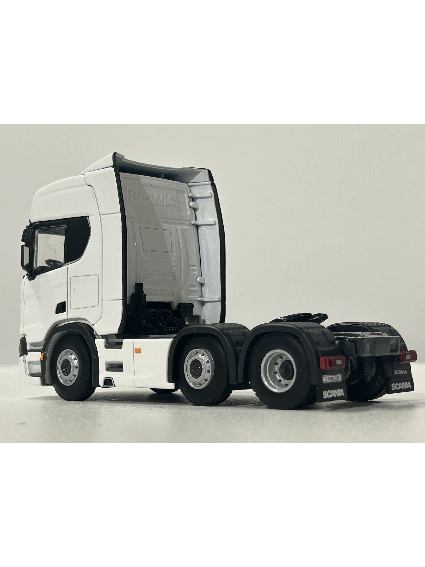 Scania R Highline CR20H 6x2 Twin Steer 1:50 – WSI Models | Tracto sueco de leyenda para coleccionistas en Chile 8