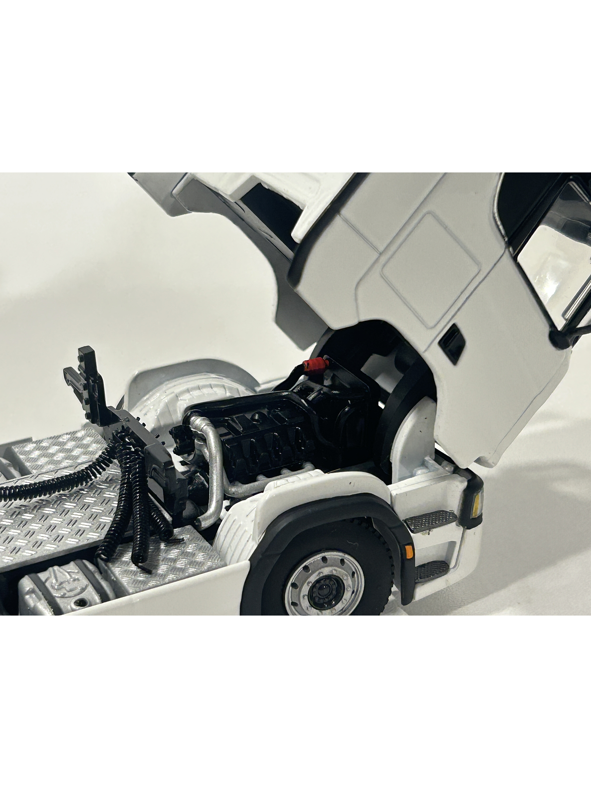 Scania R Highline CR20H 6x2 Twin Steer 1:50 – WSI Models | Tracto sueco de leyenda para coleccionistas en Chile 4