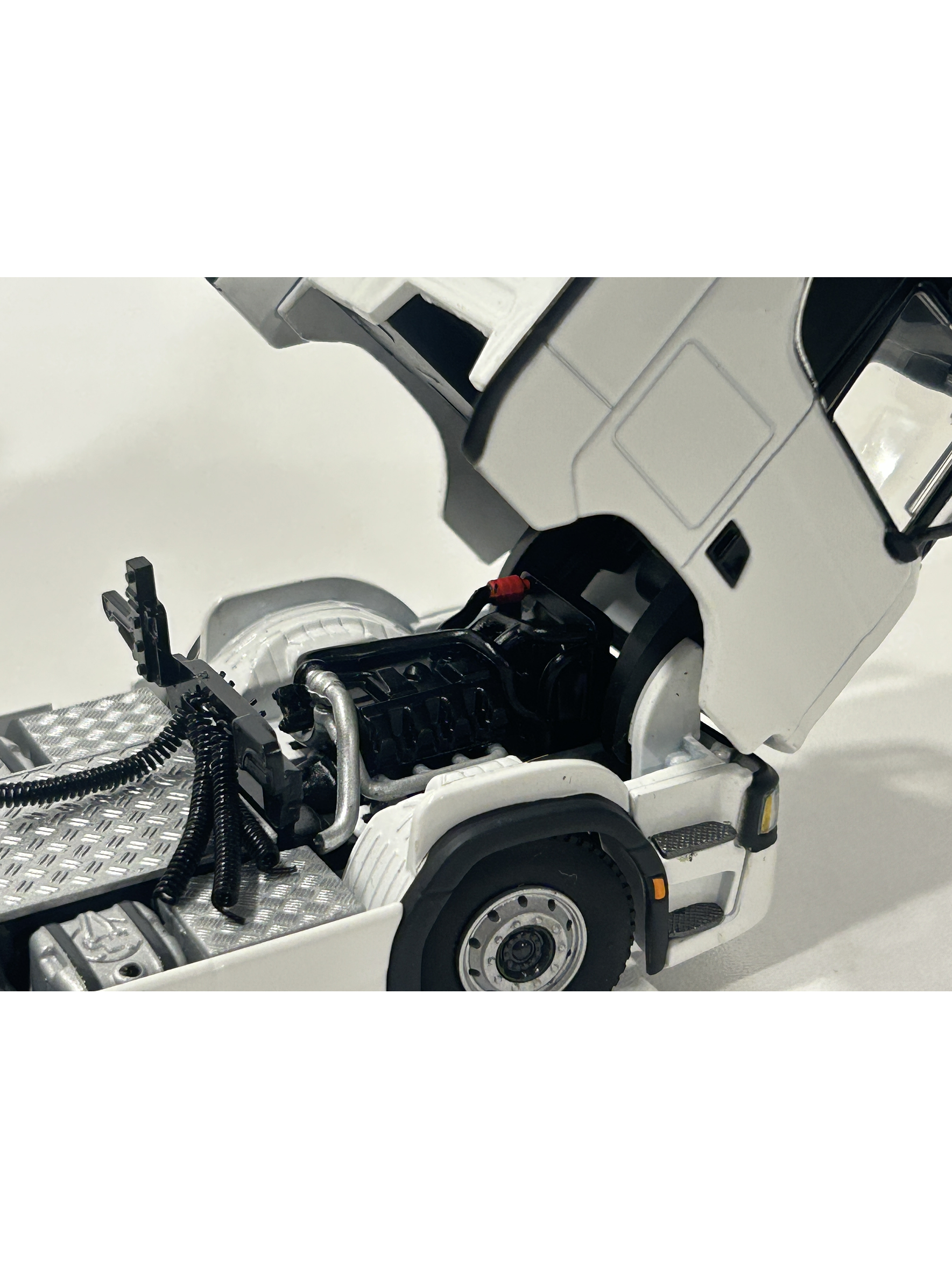 Scania R Highline CR20H 6x2 Twin Steer 1:50 – WSI Models | Tracto sueco de leyenda para coleccionistas en Chile 4