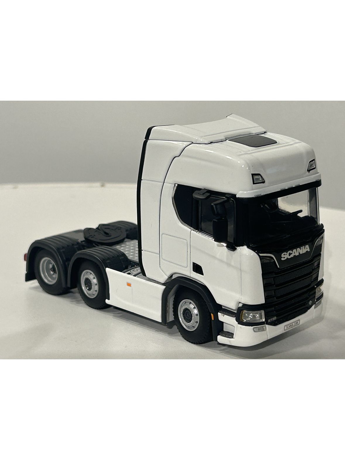 Scania R Highline CR20H 6x2 Twin Steer 1:50 – WSI Models | Tracto sueco de leyenda para coleccionistas en Chile 3