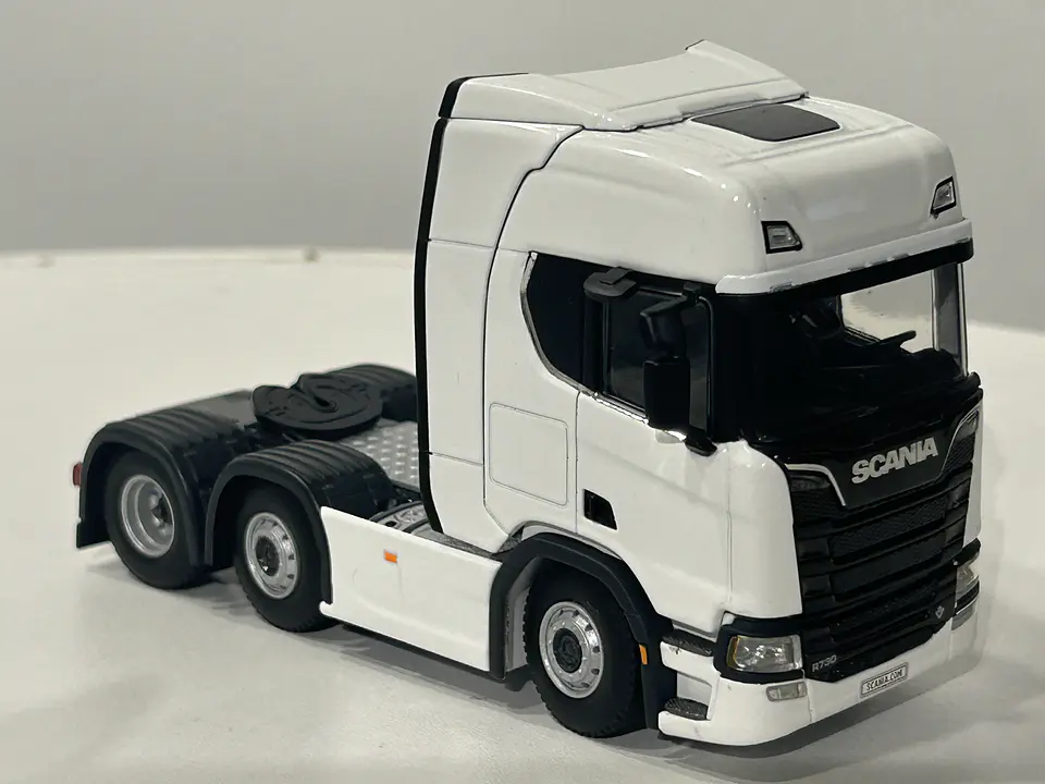 Scania R Highline CR20H 6x2 Twin Steer 1:50 – WSI Models | Tracto sueco de leyenda para coleccionistas en Chile 3