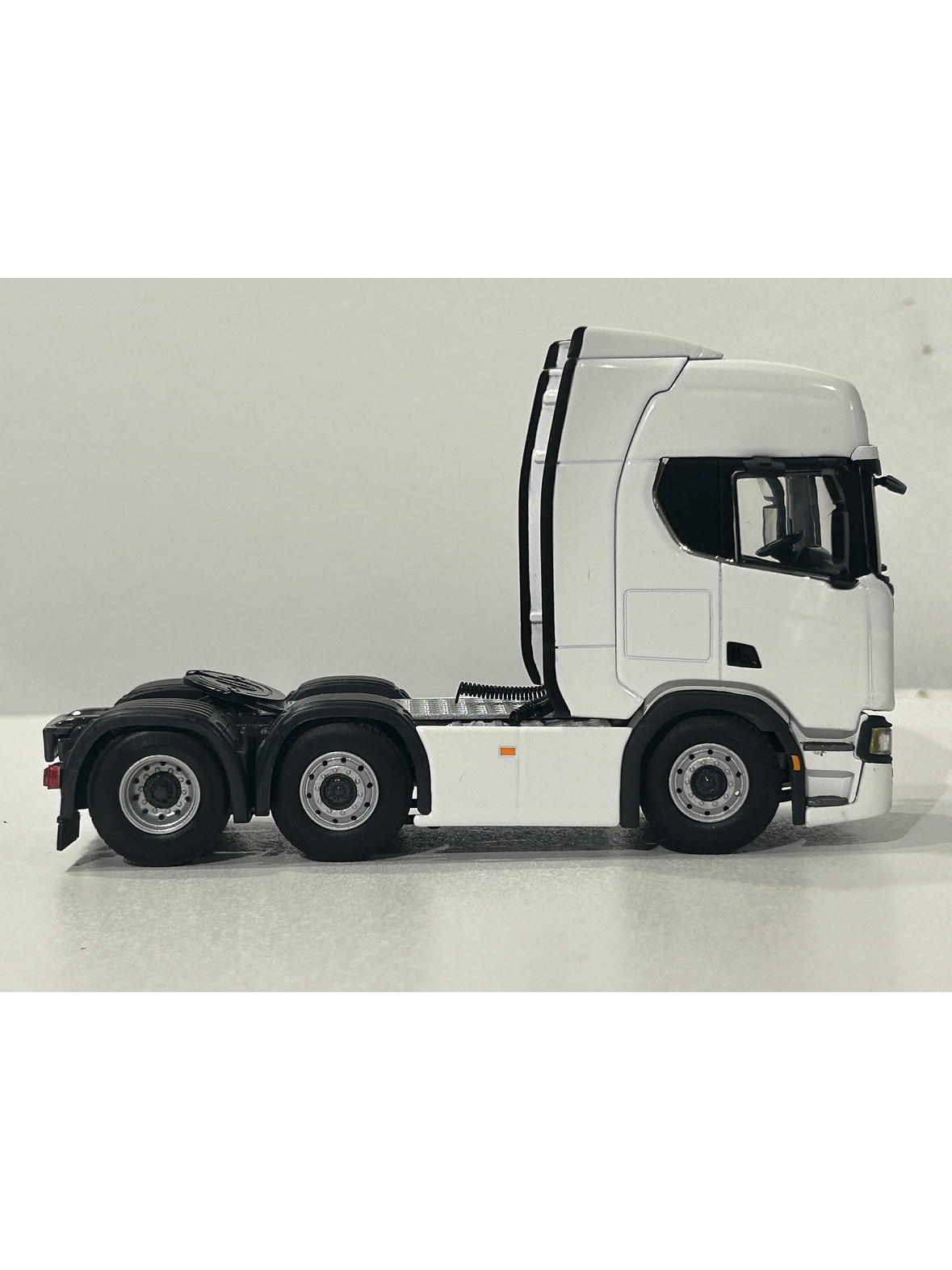 Scania R Highline CR20H 6x2 Twin Steer 1:50 – WSI Models | Tracto sueco de leyenda para coleccionistas en Chile 5