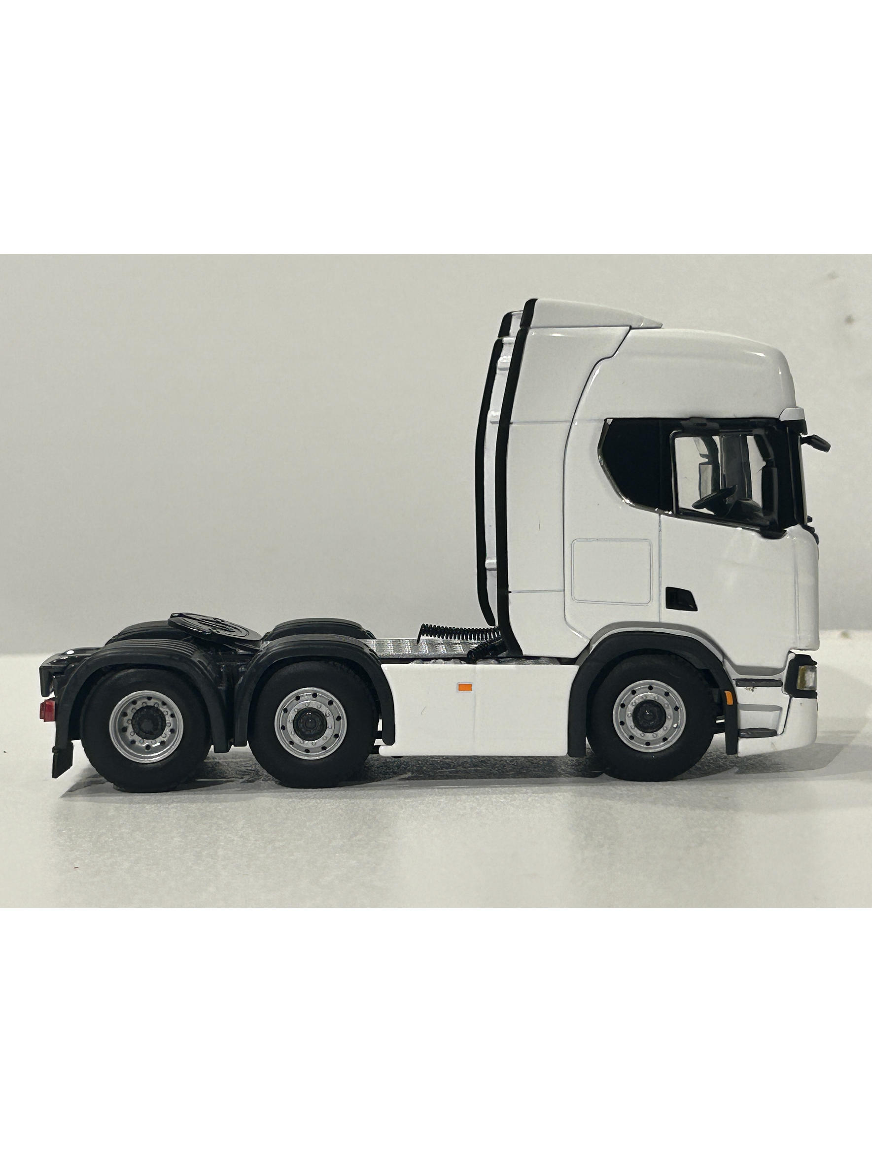 Scania R Highline CR20H 6x2 Twin Steer 1:50 – WSI Models | Tracto sueco de leyenda para coleccionistas en Chile 5