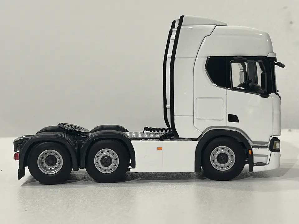 Scania R Highline CR20H 6x2 Twin Steer 1:50 – WSI Models | Tracto sueco de leyenda para coleccionistas en Chile 5