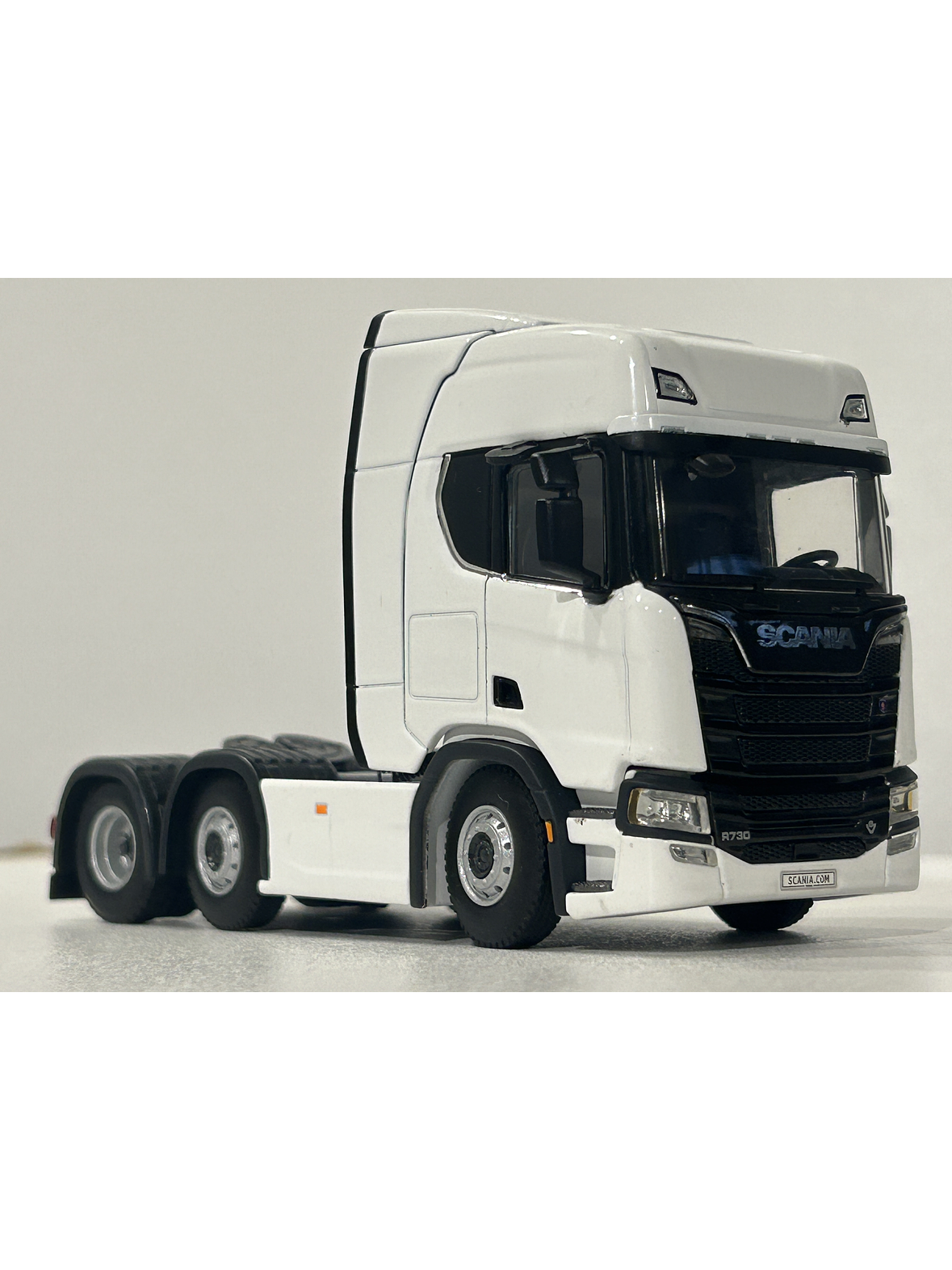 Scania R Highline CR20H 6x2 Twin Steer 1:50 – WSI Models | Tracto sueco de leyenda para coleccionistas en Chile 10