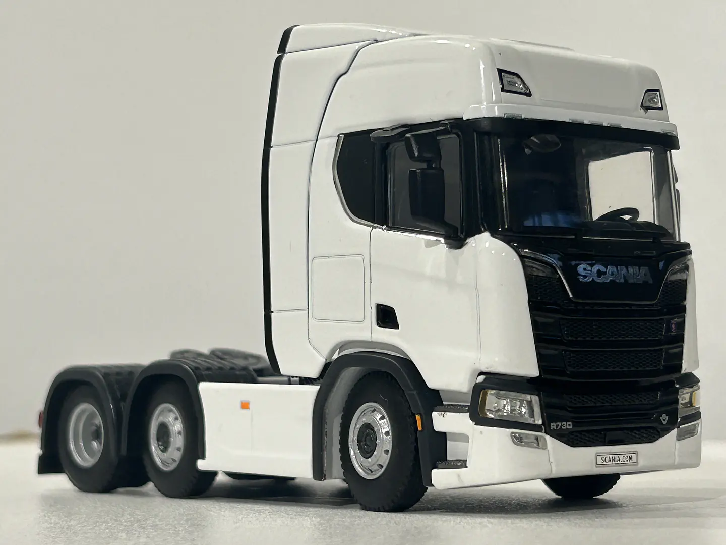 Scania R Highline CR20H 6x2 Twin Steer 1:50 – WSI Models | Tracto sueco de leyenda para coleccionistas en Chile 1