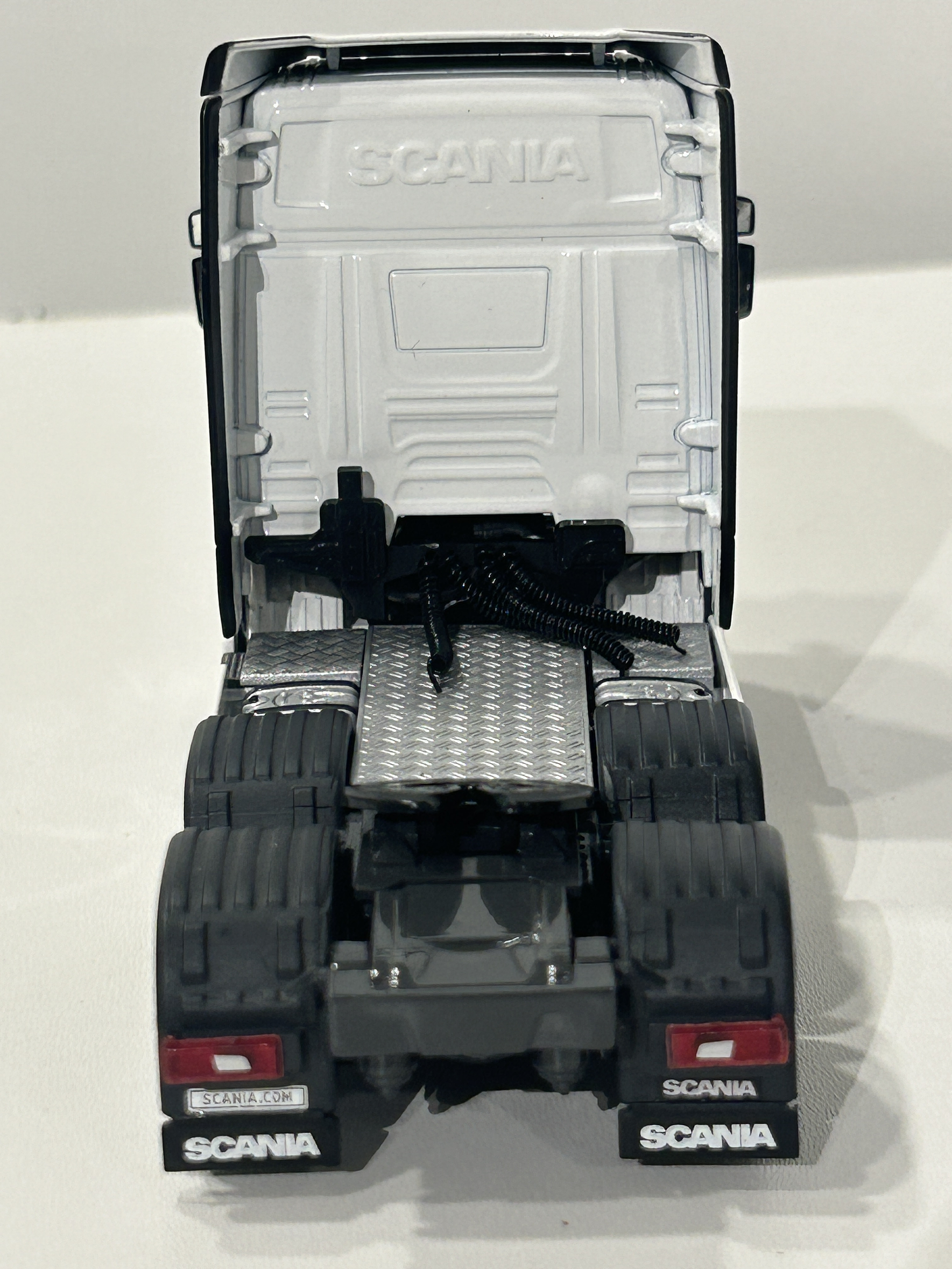 Scania R Highline CR20H 6x2 Twin Steer 1:50 – WSI Models | Tracto sueco de leyenda para coleccionistas en Chile 7