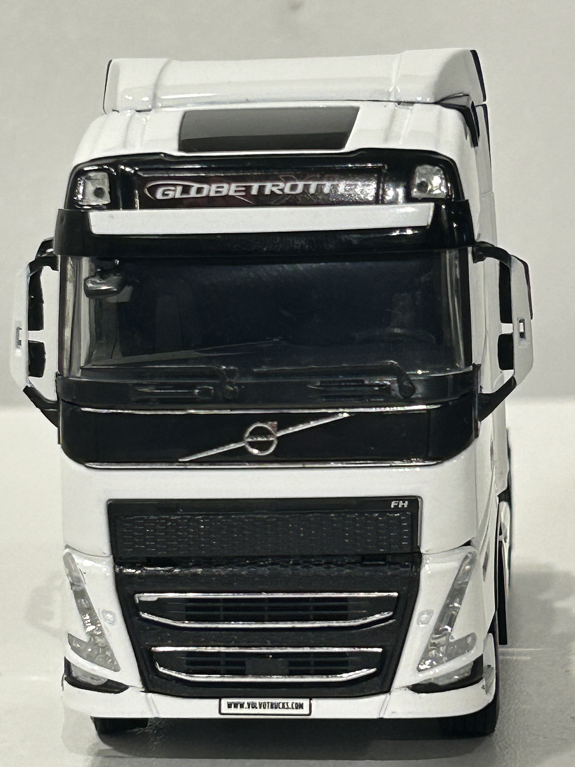 WSI White Line Volvo FH05 Globetrotter 6x2 TwinSteer 1:50 (03-2042) | Miniatura de alto realismo para coleccionistas en Chile 2