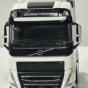 WSI White Line Volvo FH05 Globetrotter 6x2 TwinSteer 1:50 (03-2042) | Miniatura de alto realismo para coleccionistas en Chile