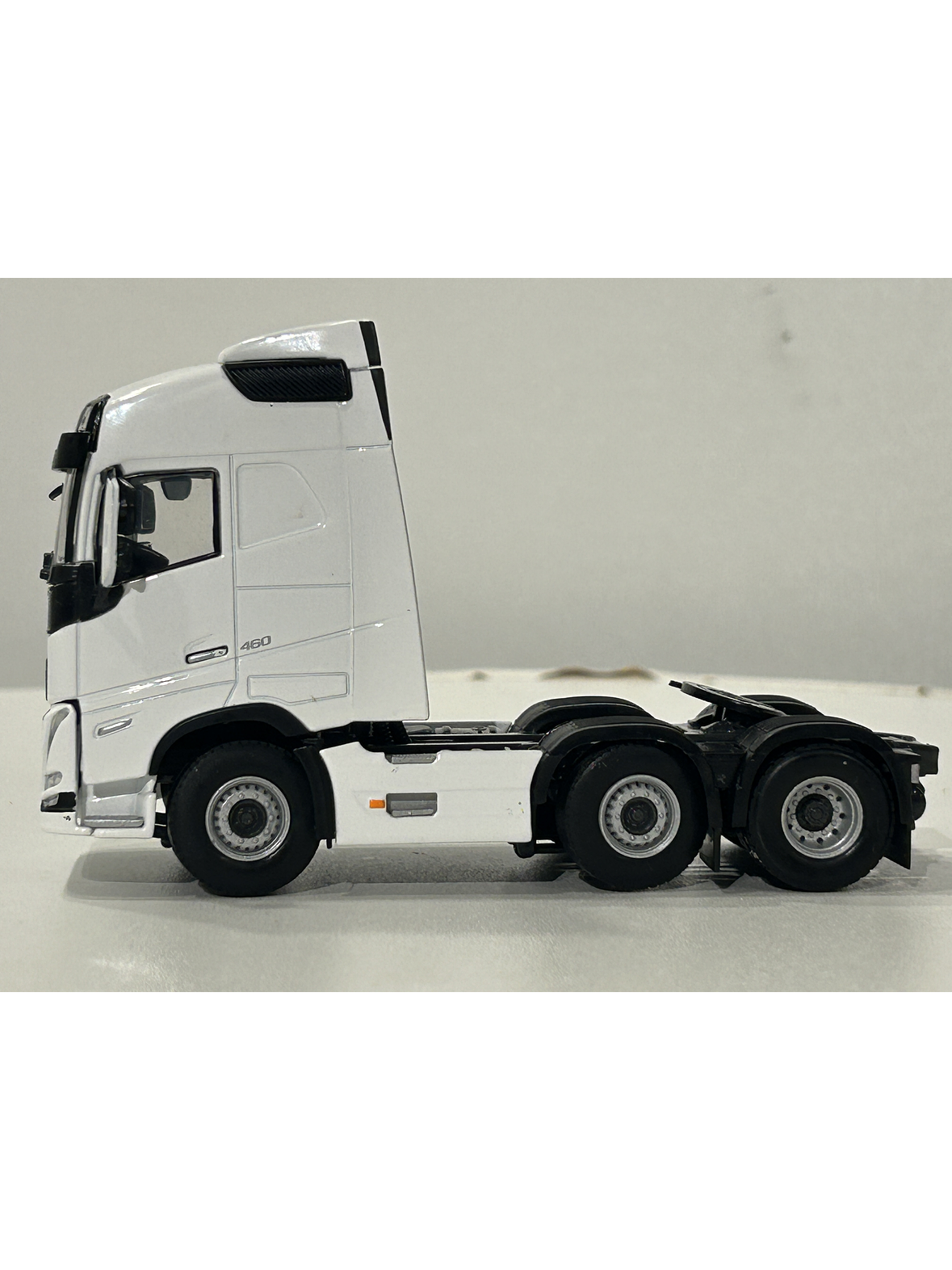 WSI White Line Volvo FH05 Globetrotter 6x2 TwinSteer 1:50 (03-2042) | Miniatura de alto realismo para coleccionistas en Chile 9