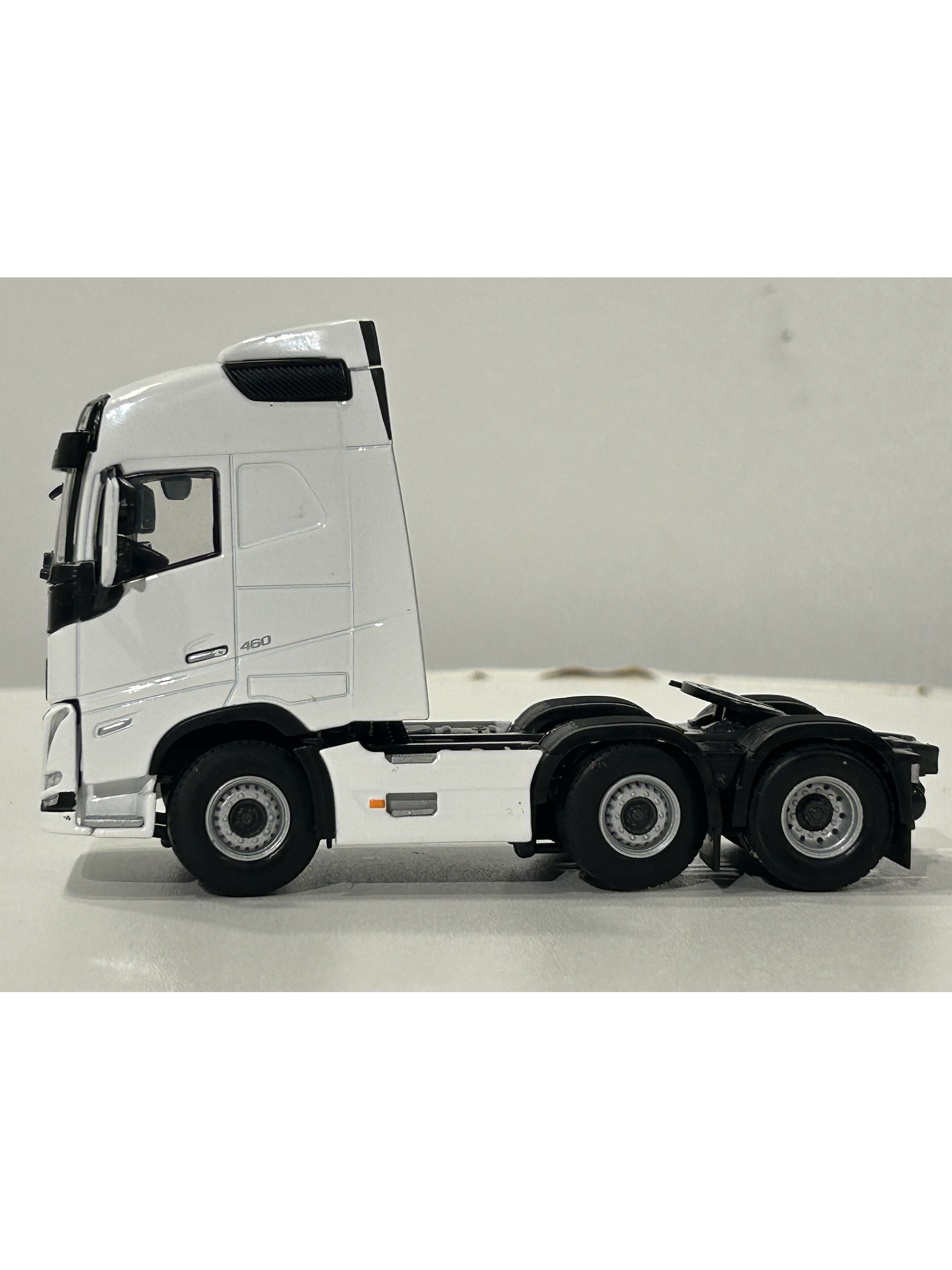 WSI White Line Volvo FH05 Globetrotter 6x2 TwinSteer 1:50 (03-2042) | Miniatura de alto realismo para coleccionistas en Chile 9