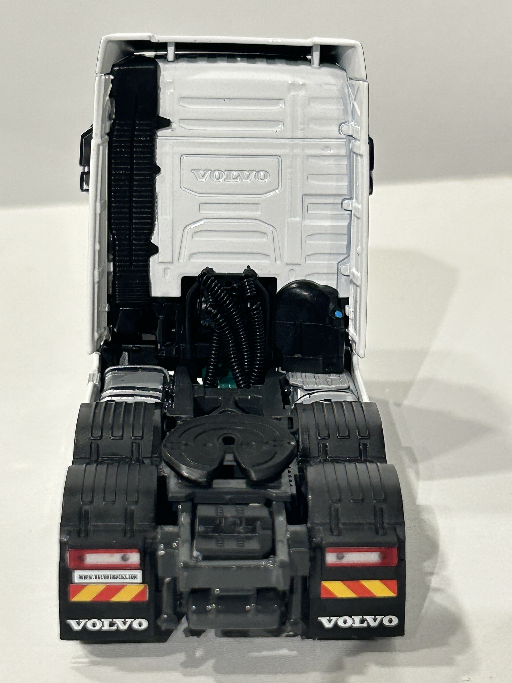 WSI White Line Volvo FH05 Globetrotter 6x2 TwinSteer 1:50 (03-2042) | Miniatura de alto realismo para coleccionistas en Chile 7