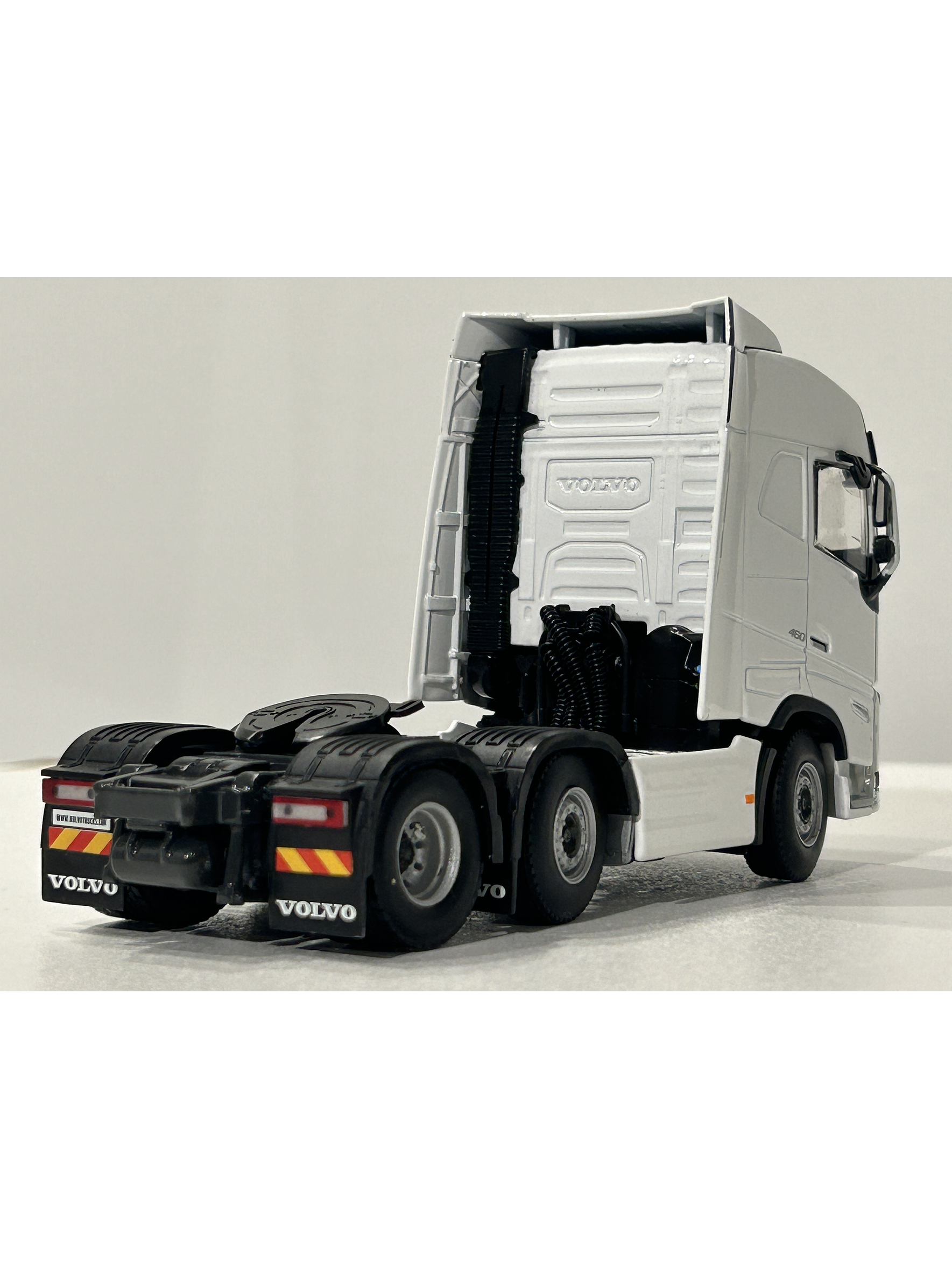 WSI White Line Volvo FH05 Globetrotter 6x2 TwinSteer 1:50 (03-2042) | Miniatura de alto realismo para coleccionistas en Chile 6