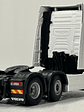 WSI White Line Volvo FH05 Globetrotter 6x2 TwinSteer 1:50 (03-2042) | Miniatura de alto realismo para coleccionistas en Chile - Miniatura 6