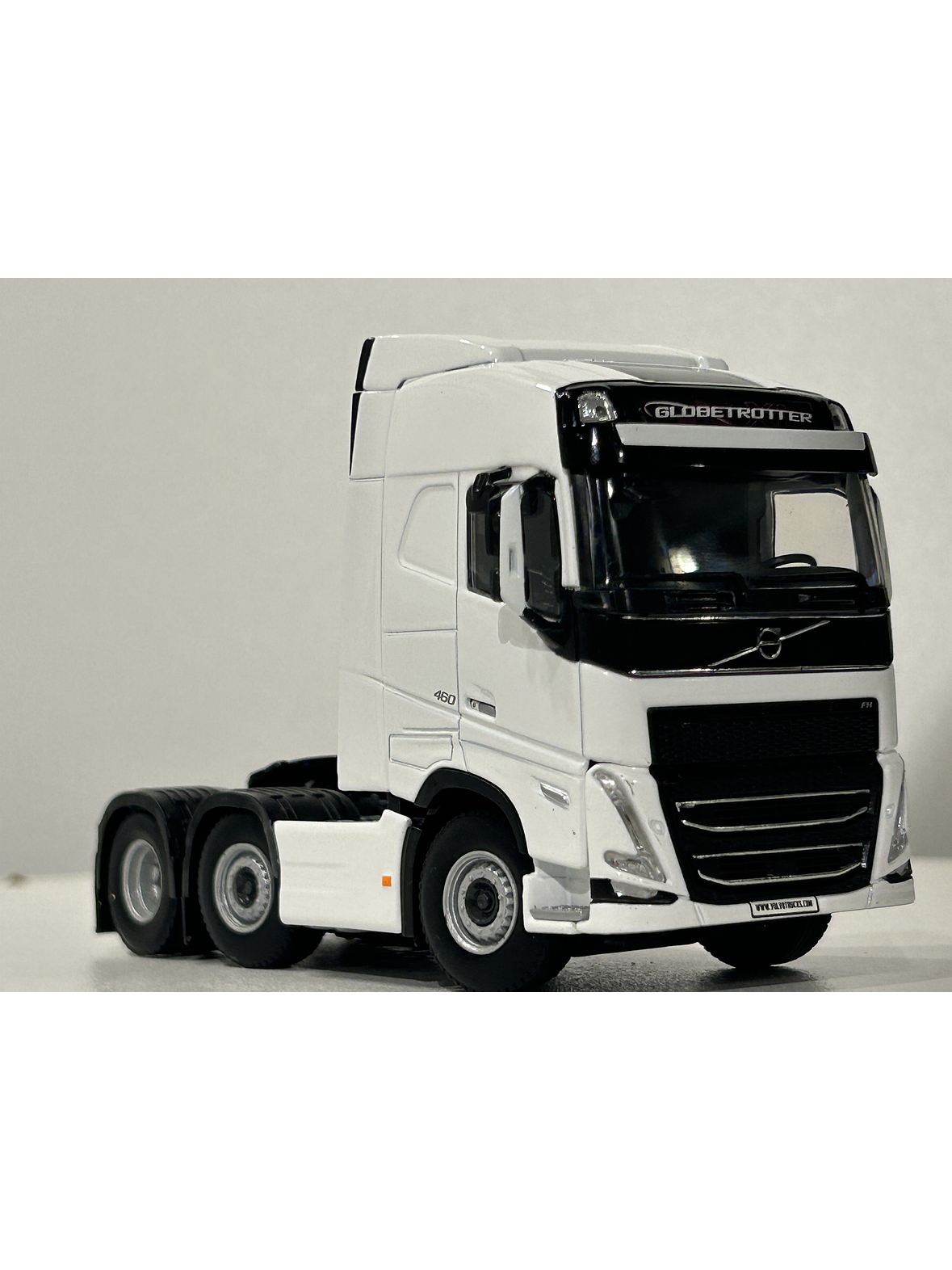 WSI White Line Volvo FH05 Globetrotter 6x2 TwinSteer 1:50 (03-2042) | Miniatura de alto realismo para coleccionistas en Chile 4