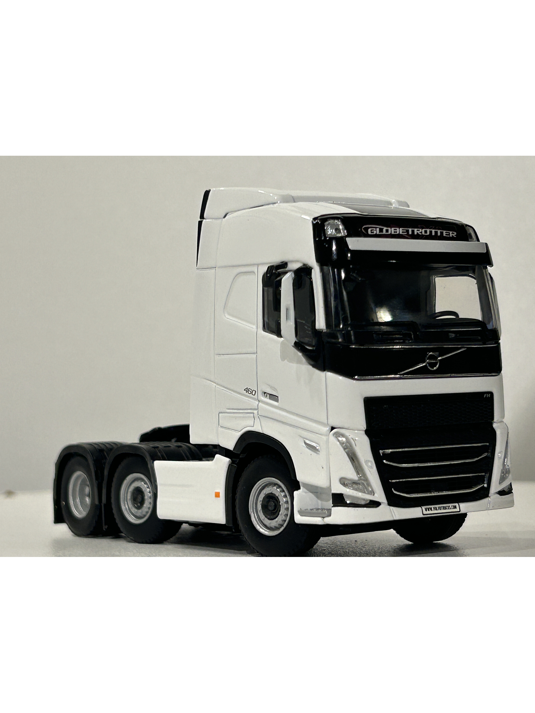WSI White Line Volvo FH05 Globetrotter 6x2 TwinSteer 1:50 (03-2042) | Miniatura de alto realismo para coleccionistas en Chile 4