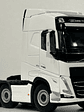 WSI White Line Volvo FH05 Globetrotter 6x2 TwinSteer 1:50 (03-2042) | Miniatura de alto realismo para coleccionistas en Chile - Miniatura 4