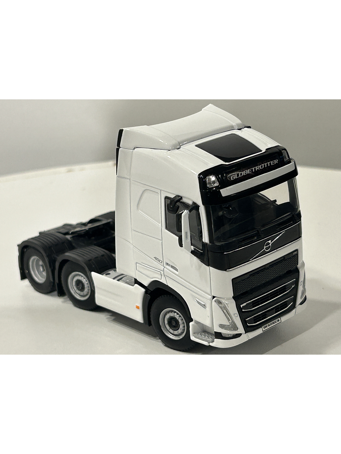 WSI White Line Volvo FH05 Globetrotter 6x2 TwinSteer 1:50 (03-2042) | Miniatura de alto realismo para coleccionistas en Chile 10