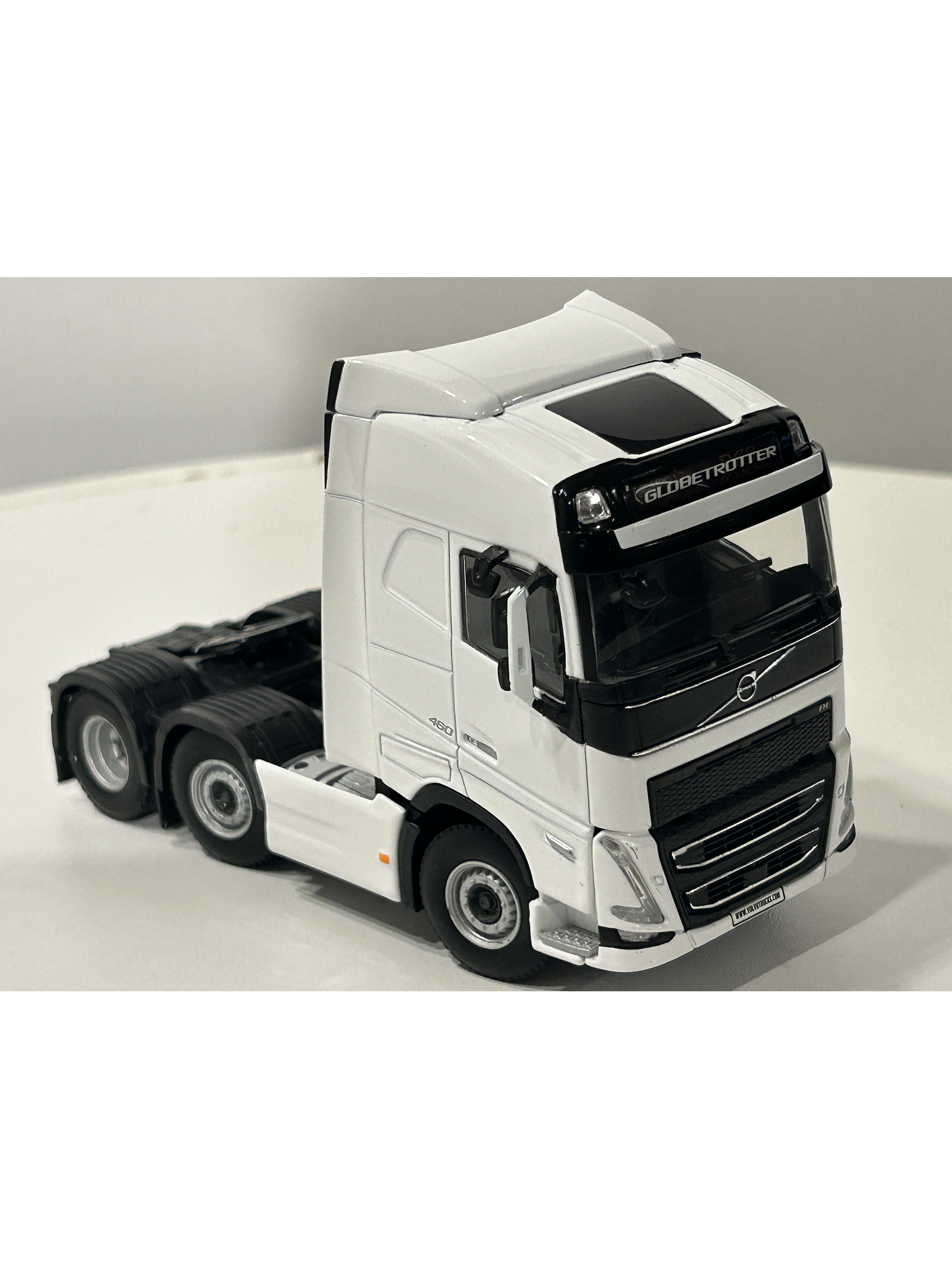 WSI White Line Volvo FH05 Globetrotter 6x2 TwinSteer 1:50 (03-2042) | Miniatura de alto realismo para coleccionistas en Chile 10