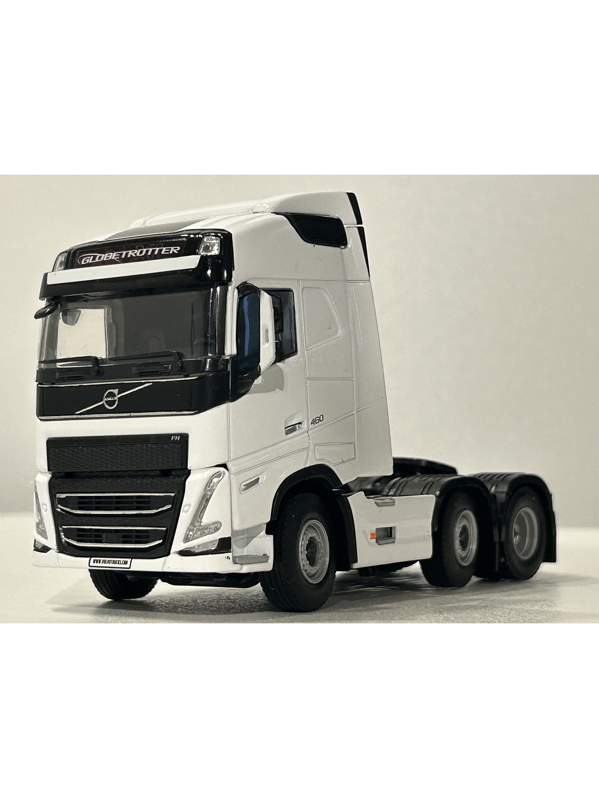 WSI White Line Volvo FH05 Globetrotter 6x2 TwinSteer 1:50 (03-2042) | Miniatura de alto realismo para coleccionistas en Chile 1